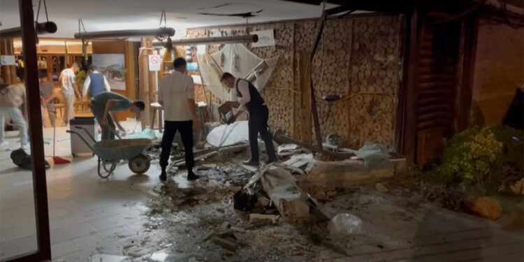 Arnavutköy'de yokuş aşağı ilerleyen otomobil restorana daldı