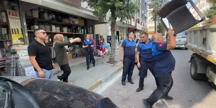 Avcılar'da kaldırımları işgal eden yüzlerce duba toplandı