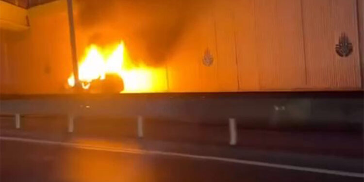 Bakırköy'de alev alev yanan otomobil metal yığınına döndü