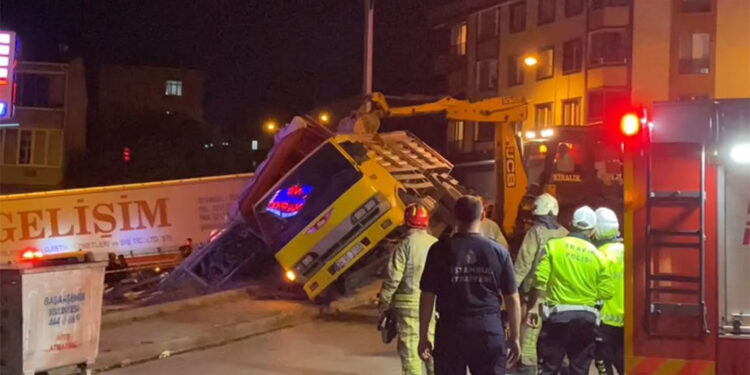 3 çocuk devrilen kamyonetin kasasından düşen malzemelerin altında kaldı