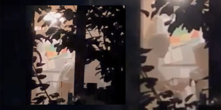 Soru kitapçığındaki testi hızlı çözdüğüne inanmadığı oğlunu darbetti