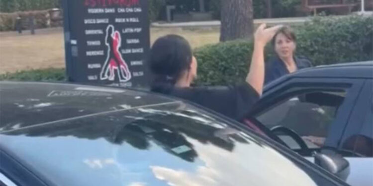 Başakşehir'de iki kadın sürücünün ters yön kavgası