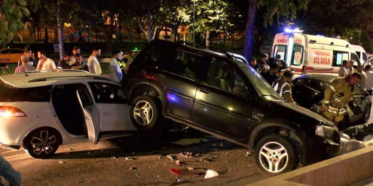 Beşiktaş'ta kontrolden çıkan otomobil 5 araca çarptı