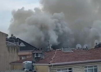 Beyoğlu'nda 3 katlı binada yangın: 4 kişi kurtarıldı
