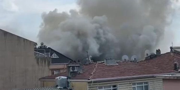 Beyoğlu'nda 3 katlı binada yangın: 4 kişi kurtarıldı
