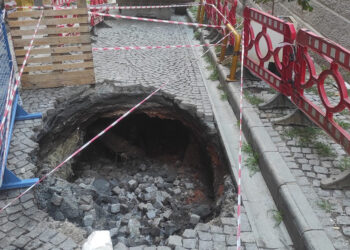 Beyoğlu'nda yol çöktü
