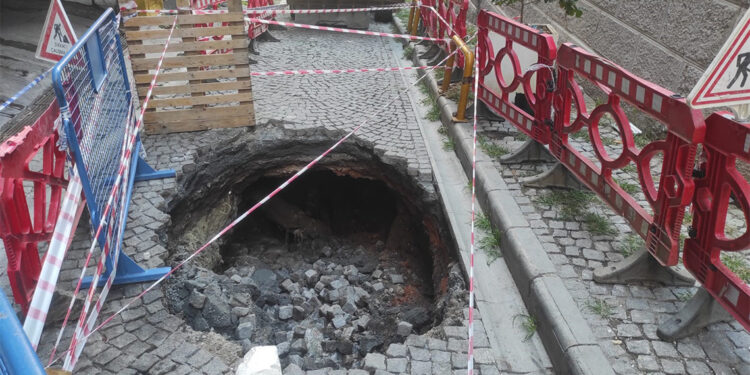 Beyoğlu'nda yol çöktü