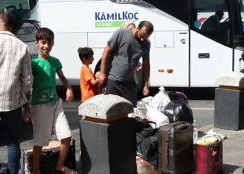 Okulların açılmasına bir gün kala dönüş yolculuğu başladı