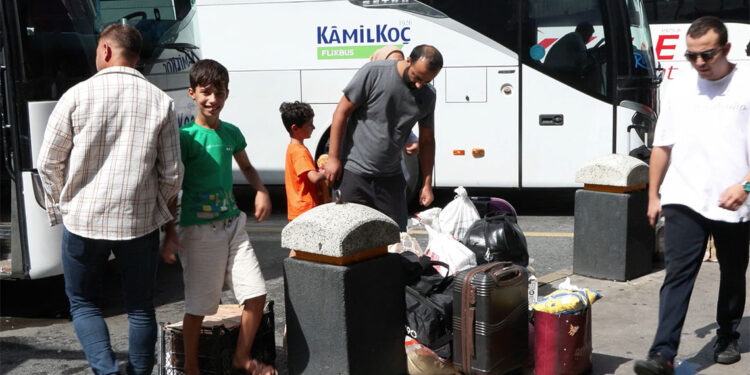 Okulların açılmasına bir gün kala dönüş yolculuğu başladı