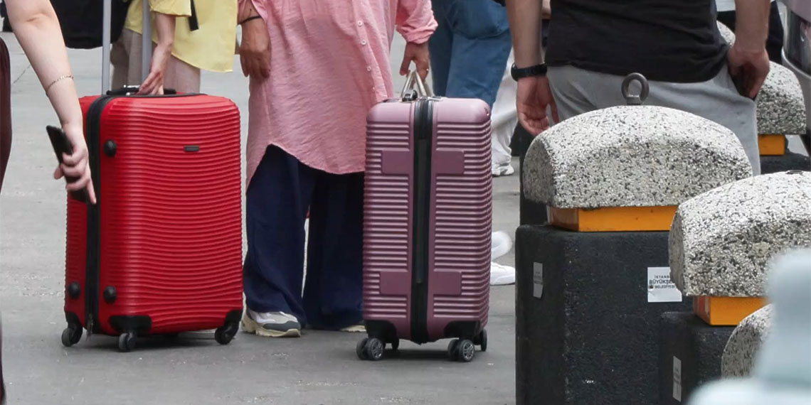 Okulların açılmasına sayılı günler kala Büyük İstanbul Otogarı'nda okula dönüş yoğunluğu yaşanıyor.