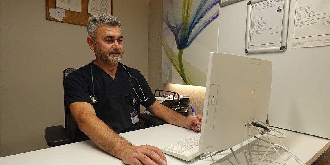 İç Hastalıkları Uzmanı Dr. Müslüm Süngü, grip şikayetiyle gelen 5 hastanın 4'nün Covid- 19 testinin pozitif çıktığını belirterek “Covid vakalarının hızla yayılıyor. Kapalı ve kalabalık ortamlarda maske takılmalı. Şikâyetleri bulunan hastalar en yakın sağlık kuruluşuna giderek test yaptırmalıdır” dedi.