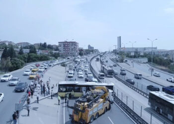 Esenyurt'ta, İETT otobüsü direğe çarparak yan döndü