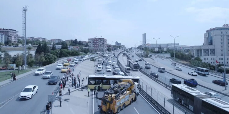 Esenyurt'ta, İETT otobüsü direğe çarparak yan döndü