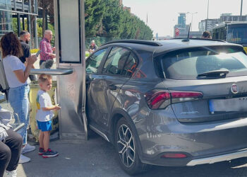 Esenyurt'ta lastiği patlayan otomobil otobüs durağına daldı