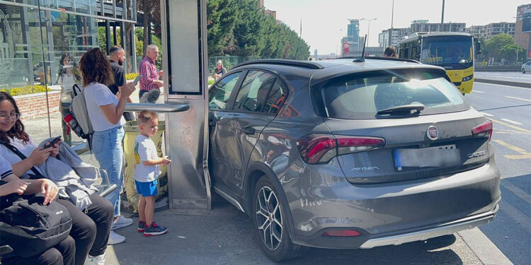 Esenyurt'ta lastiği patlayan otomobil otobüs durağına daldı