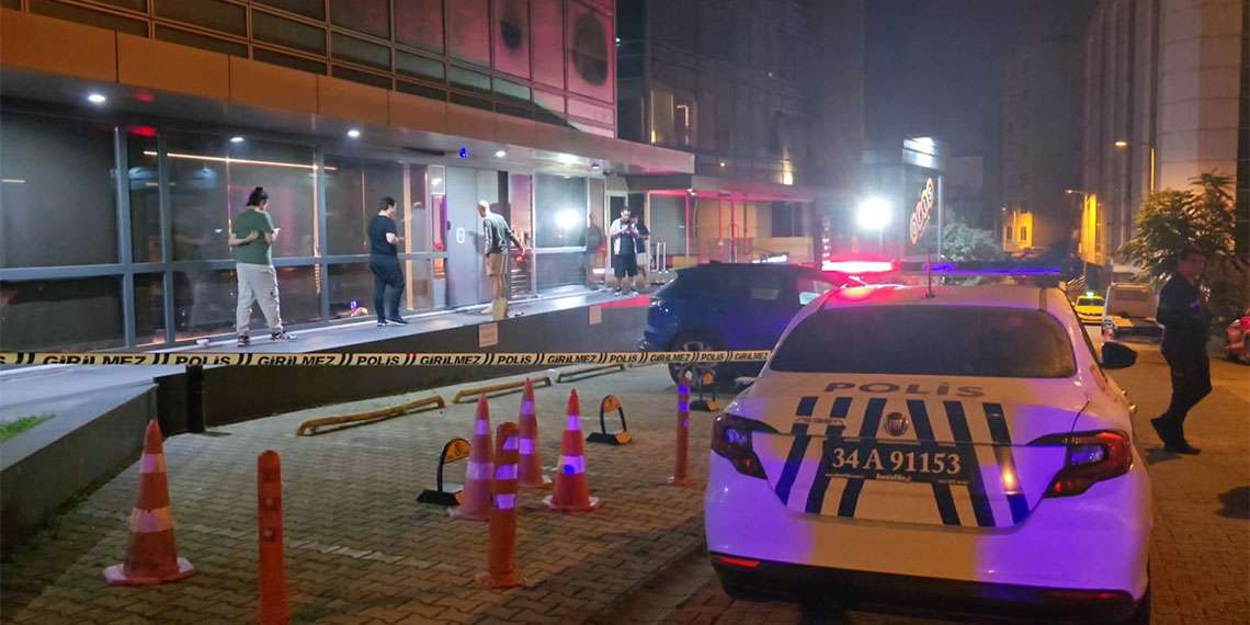 Fenerbahçe'nin eski futbolcusu ve yorumcu Serhat Akın'a silahlı saldırı düzenlendi. Sosyal medya hesabından yaptığı paylaşımla saldırıyı duyuran Akın, paylaşımında "Program çıkışı ayaklarıma sıktılar. Son sözümüz Fenerbahçe" ifadelerini kullandı.