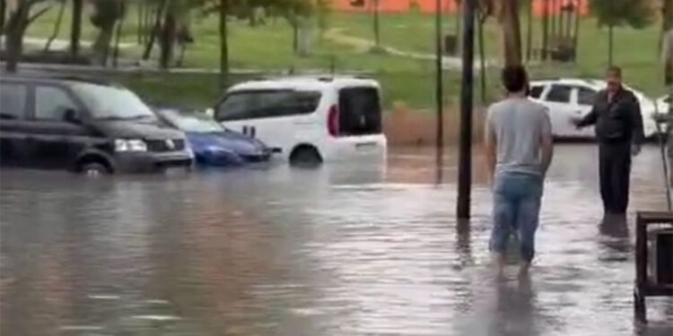 Gaziosmanpaşa'da sağanak yağış