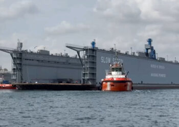 Haydarpaşa Limanı'ndan kalkan yüzer havuz boğazdan geçti