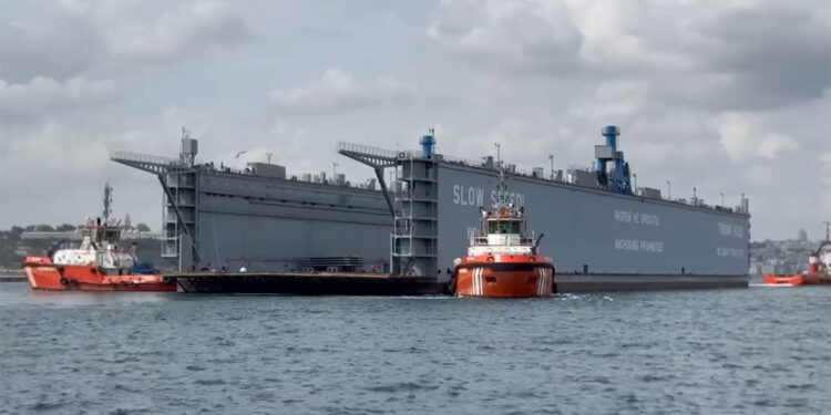 Haydarpaşa Limanı'ndan kalkan yüzer havuz boğazdan geçti