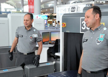 Tek yumurta ikizlerini gören yolcular şaşkınlıklarını gizleyemiyor