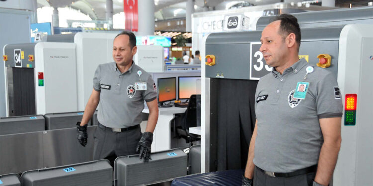 Tek yumurta ikizlerini gören yolcular şaşkınlıklarını gizleyemiyor