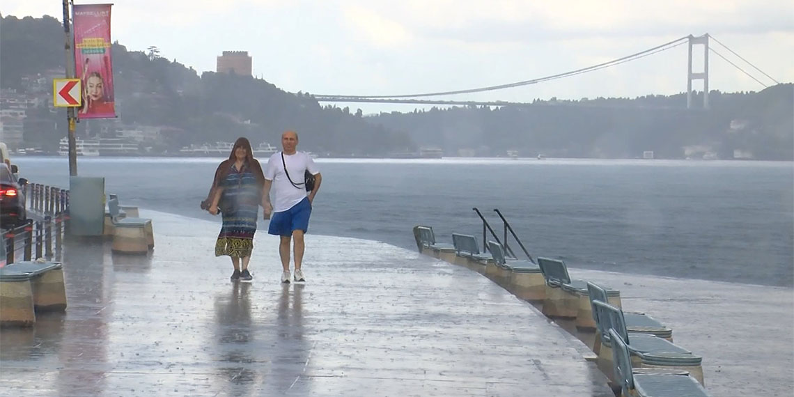 Sağanak yağış İstanbul'da etkili oldu. Yollar göle dönerken, aralar yağmur suyuyla dolan caddede ilerlemekte güçlük çekti.