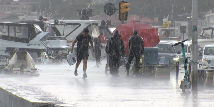 Sağanak yağış İstanbul'da etkili oldu