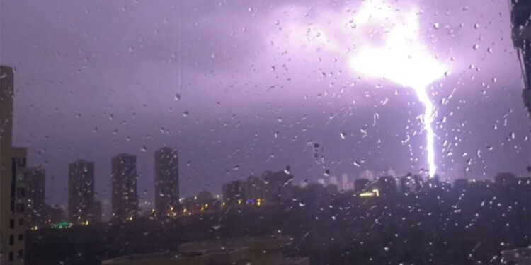 İstanbul'da gökyüzü şimşeklerle aydınlandı