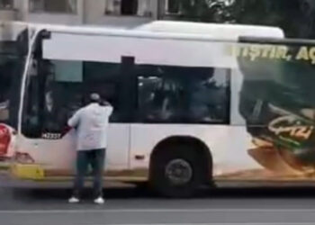 Şoförle tartışıp, otobüsün sileceklerini kırdı