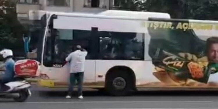 Şoförle tartışıp, otobüsün sileceklerini kırdı