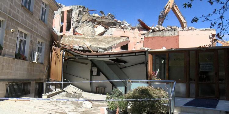 Kadıköy'de yıkım çalışması yapılan binanın parçaları camiye zarar verdi