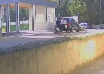 Kartal'da yolda yürüyen kadına çarpan motosikletli kaçtı