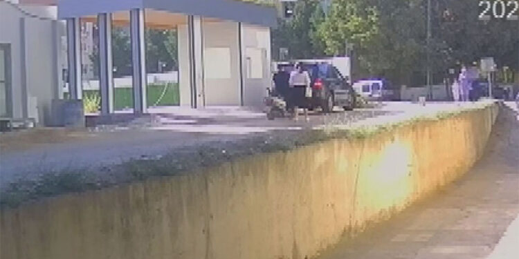 Kartal'da yolda yürüyen kadına çarpan motosikletli kaçtı