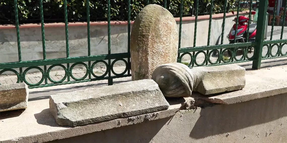 Beykoz'da 1593 yılında yapıldığı değerlendirilen midilli ali reis camii'nin avlusunda osmanlı'dan kalma mezar taşları zamanla ya yıkıldı ya da üzerlerindeki yazılar silindi.