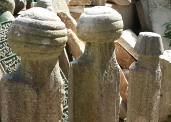 Midilli Ali Reis Camii'nin avlusundaki taşlar onarılıyor