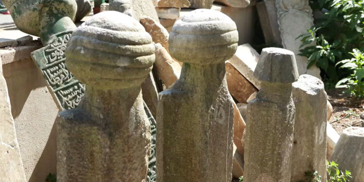 Midilli Ali Reis Camii'nin avlusundaki taşlar onarılıyor