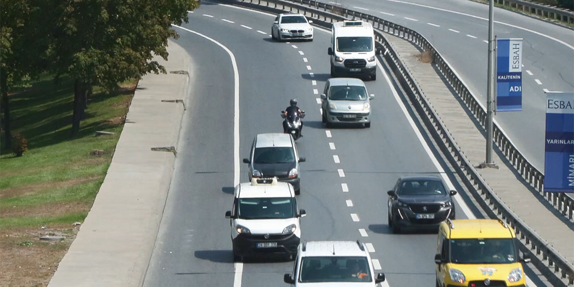 Motosiklet sürüş eğitmeni Zafer Akçay, "Motosikletlerin kamyonlarla aynı olan hız sınırı otomobillerle eşitlenirse motorcuların hayatı kurtulur" dedi.