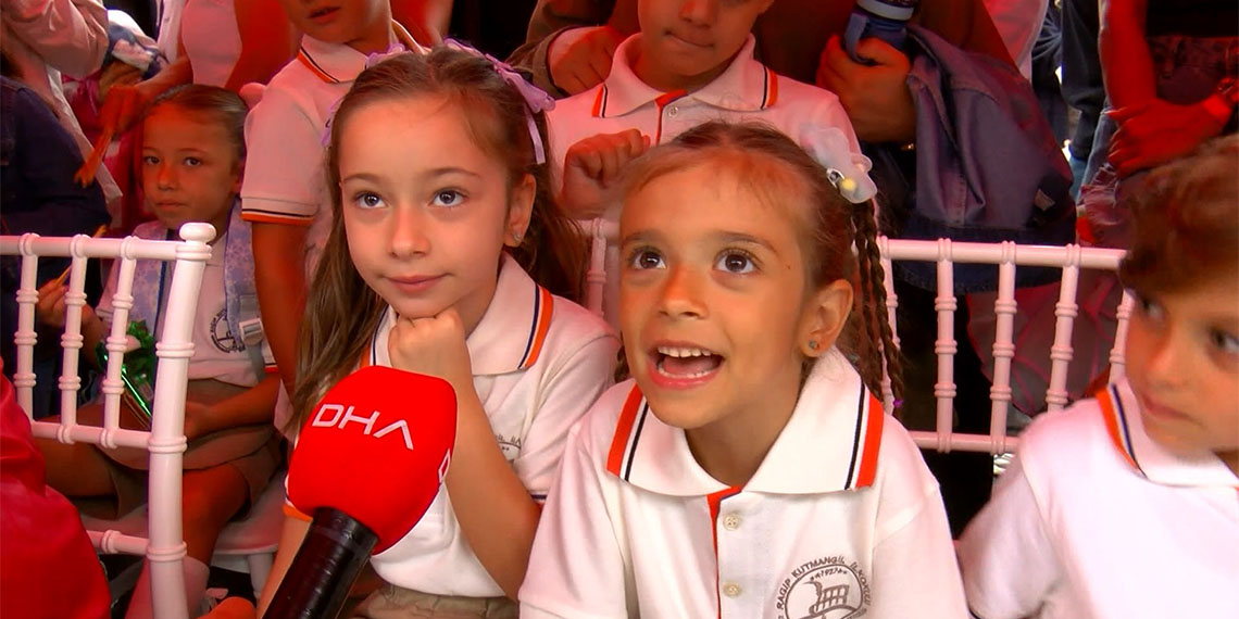 Okullarda uyum haftası başladı; Anaokulu ve ilkokul 1. sınıf öğrencileri, uyum haftası kapsamında okula başladı ilk ders zili çaldı.