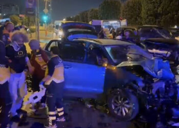 Pendik'te kırmızı ışıkta geçen minibüs otomobile çarptı