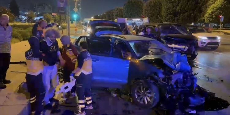 Pendik'te kırmızı ışıkta geçen minibüs otomobile çarptı