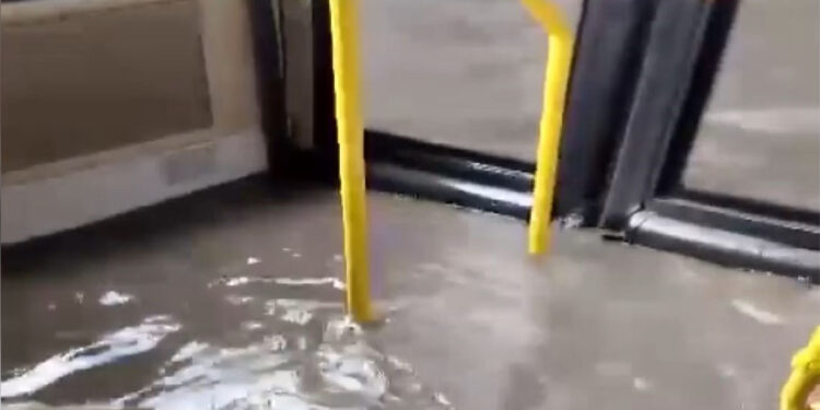 İstanbul'da sağanak: İETT otobüsü su içinde kaldı