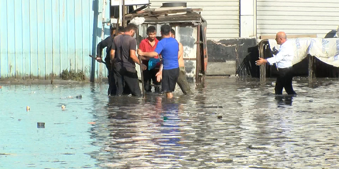 İstanbul'da sağanak yağış sonrası yollar göle döndü. Araçlar ilerlemekte zorluk yaşarken iş yerlerini su bastı. Göle dönen caddede ilerleyen İETT otobüsü su içinde kaldı.