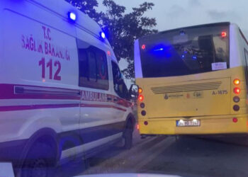 Şişli'de trafikte ilerleyemeyen ambulans kaldırımdan gitti