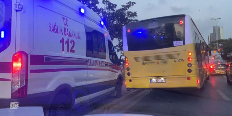 Şişli'de trafikte ilerleyemeyen ambulans kaldırımdan gitti