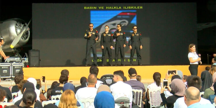 SOLOTÜRK ekibi Havacılık Müzesi'nde sevenleriyle buluştu