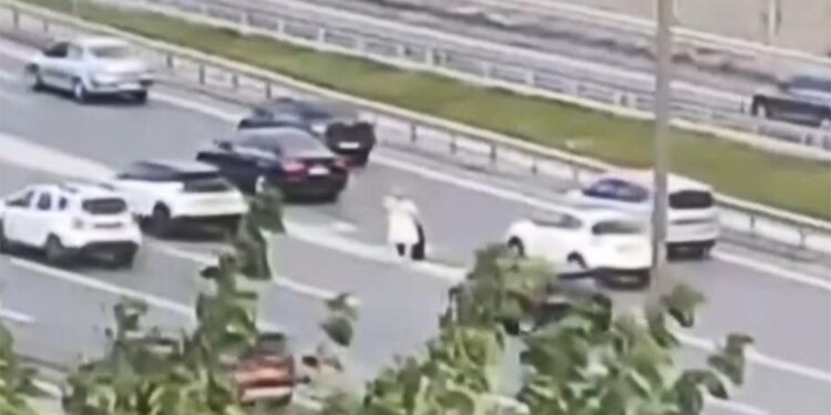 Hem kendi hayatını hem de sürücüleri tehlikeye attı