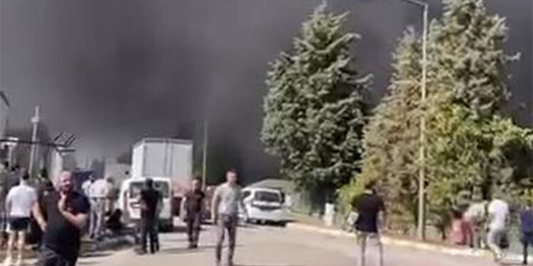 Tuzla'da boya fabrikasında yangın