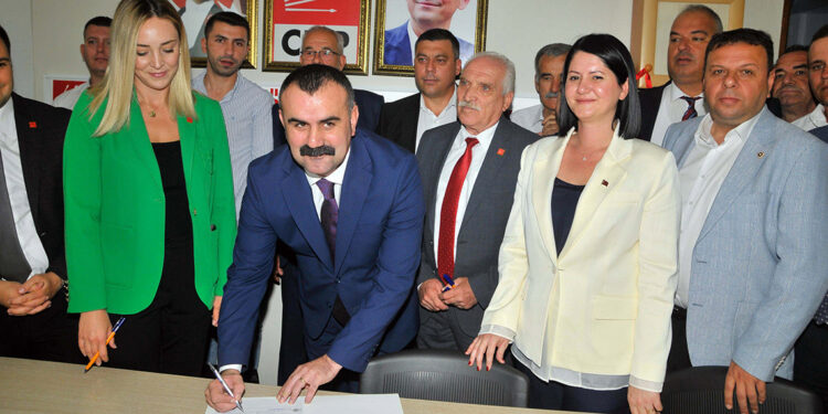 İYİ Parti'den istifa eden Uzunköprü Belediye Başkanı Martin, CHP'ye katıldı