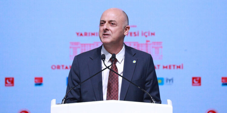 İYİ Partili Ümit Özlale, partisinden istifa etti