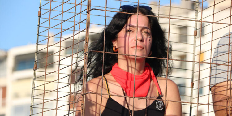 İzmir'de hayvan hakları savunucuları demir kafeste eylem yaptı 